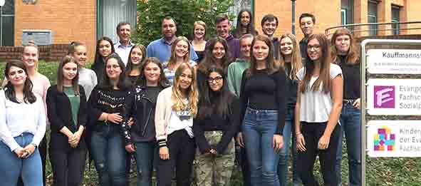 Der Eingangsbereich zur Stuttgarter Fachschule - von der Sonne beschienen.